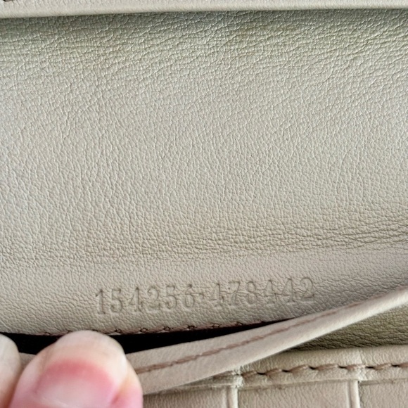 GUCCI Beige GG Monogram Wallet w/ Gold D-Ring Buckle – Authentic Preloved Luxury - Picture 7 of 10